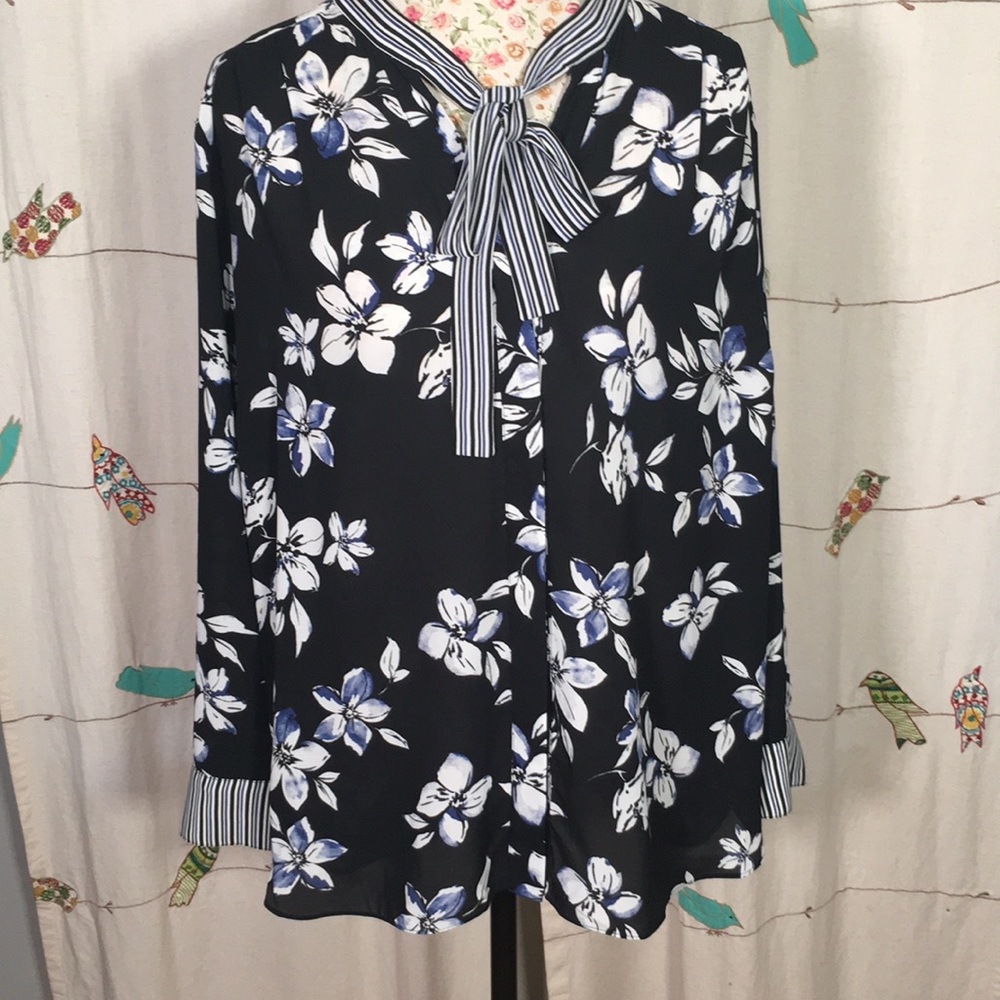 NYDJ Floral Blouse with Pussy Bow sz 1X